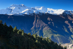 Towards Kang La from Ngawal.        28°39'15